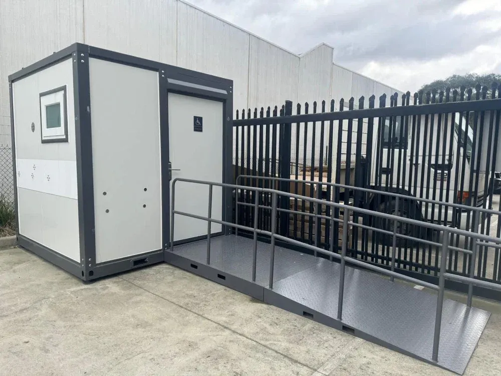Toilette Portable Accessible 10' — vue 3